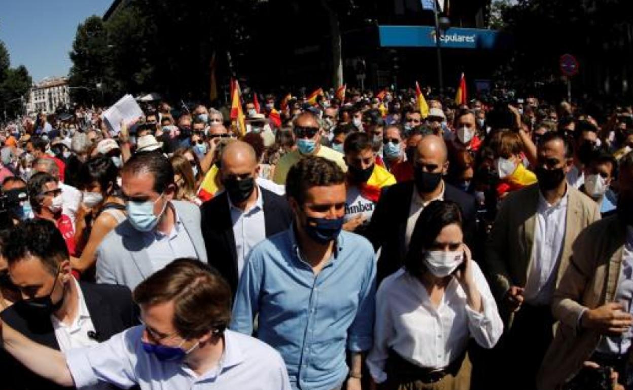 Casado, acompañado este domingo por Ayuso y Martínez Almeida. 