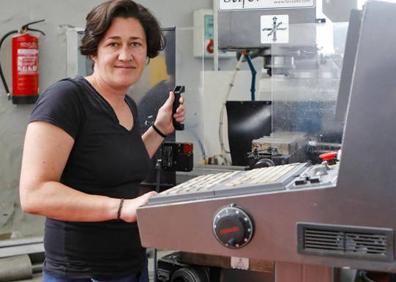 Imagen secundaria 1 - Arriba, Beatriz Ocaña, entre madera y muebles; abajo, Alejandra Berdayes, tornera fresadora, y Naiara Soengas, en el taller de soldadura. 