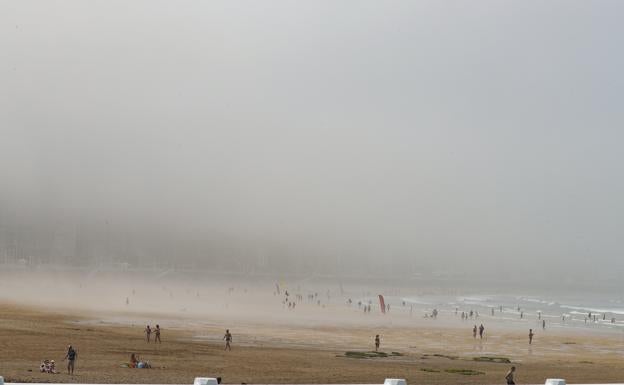 En la imagen, intensa niebla en Gijón | En el vídeo, una granizada en el centro de Asturias 