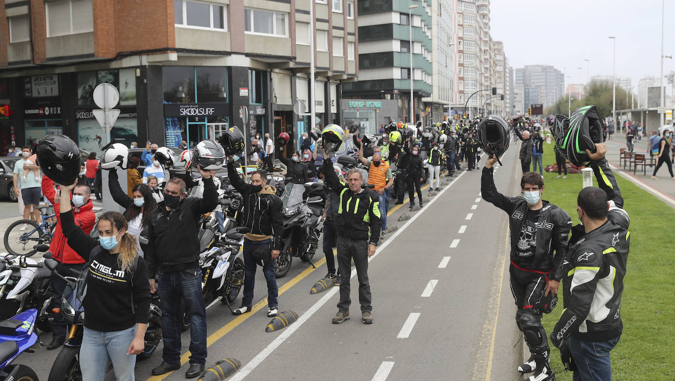 Más de 600 motos se han concentrado en Gijón para exigir más seguridad en las carreteras.