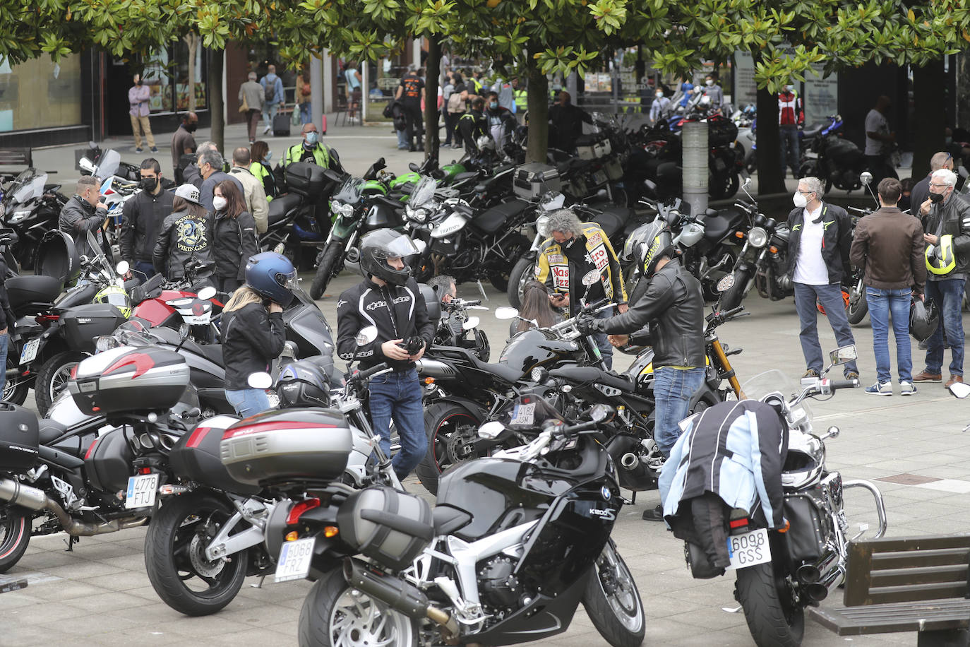 Más de 600 motos se han concentrado en Gijón para exigir más seguridad en las carreteras.