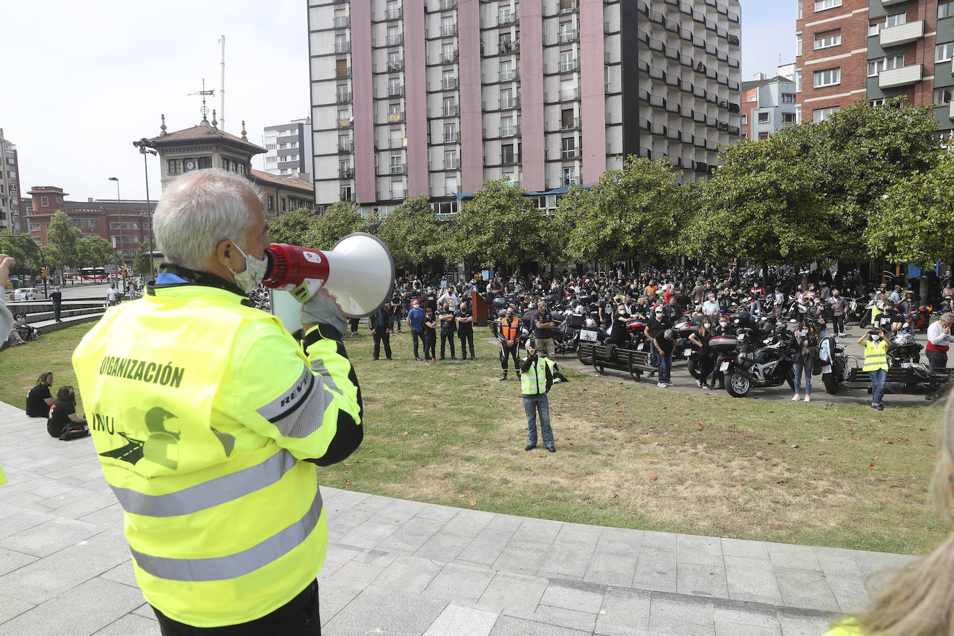 Más de 600 motos se han concentrado en Gijón para exigir más seguridad en las carreteras.