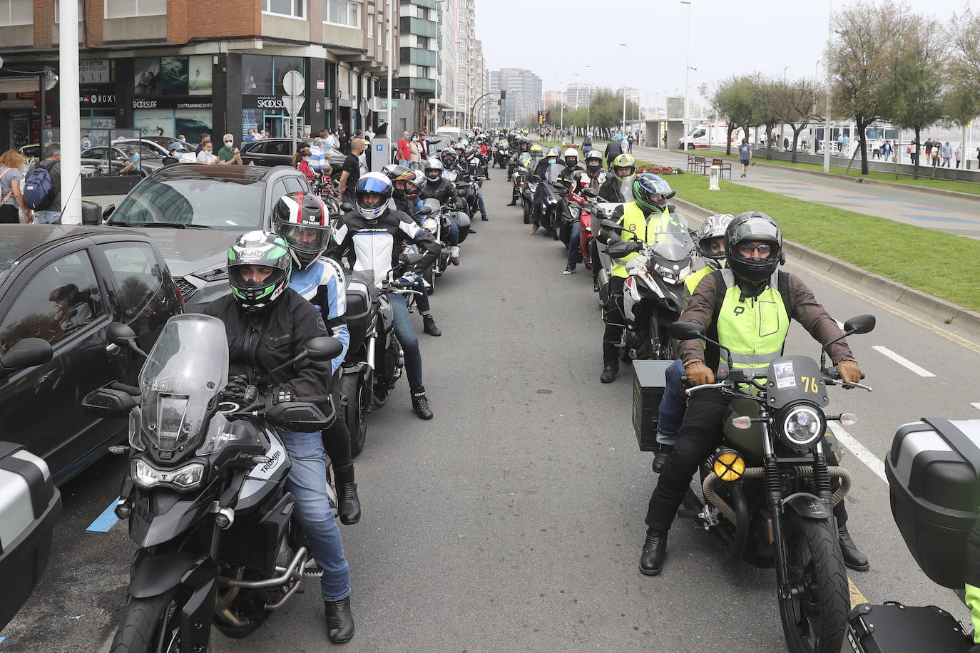 Más de 600 motos se han concentrado en Gijón para exigir más seguridad en las carreteras.