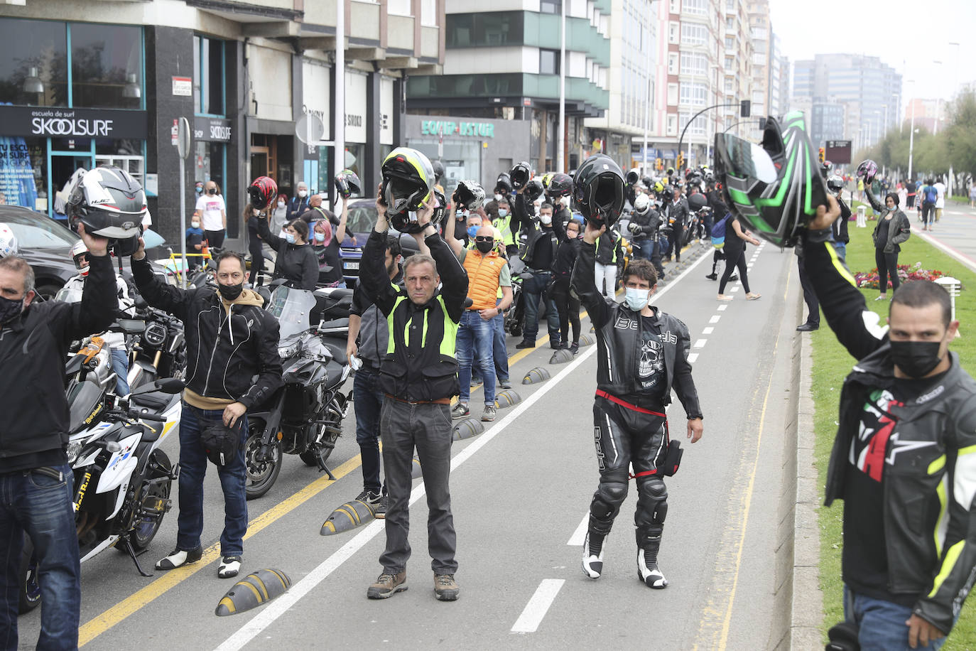 Más de 600 motos se han concentrado en Gijón para exigir más seguridad en las carreteras.