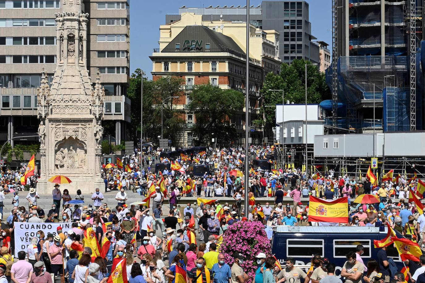 Miles de personas se han manifestado en la plaza de Colón de Madrid contra los indultos a los presos del procés. Entre los asistentes, los líderes del PP, Pablo Casado, Vox, Santiago Abascal, y Ciudadanos, Inés Arrimadas.