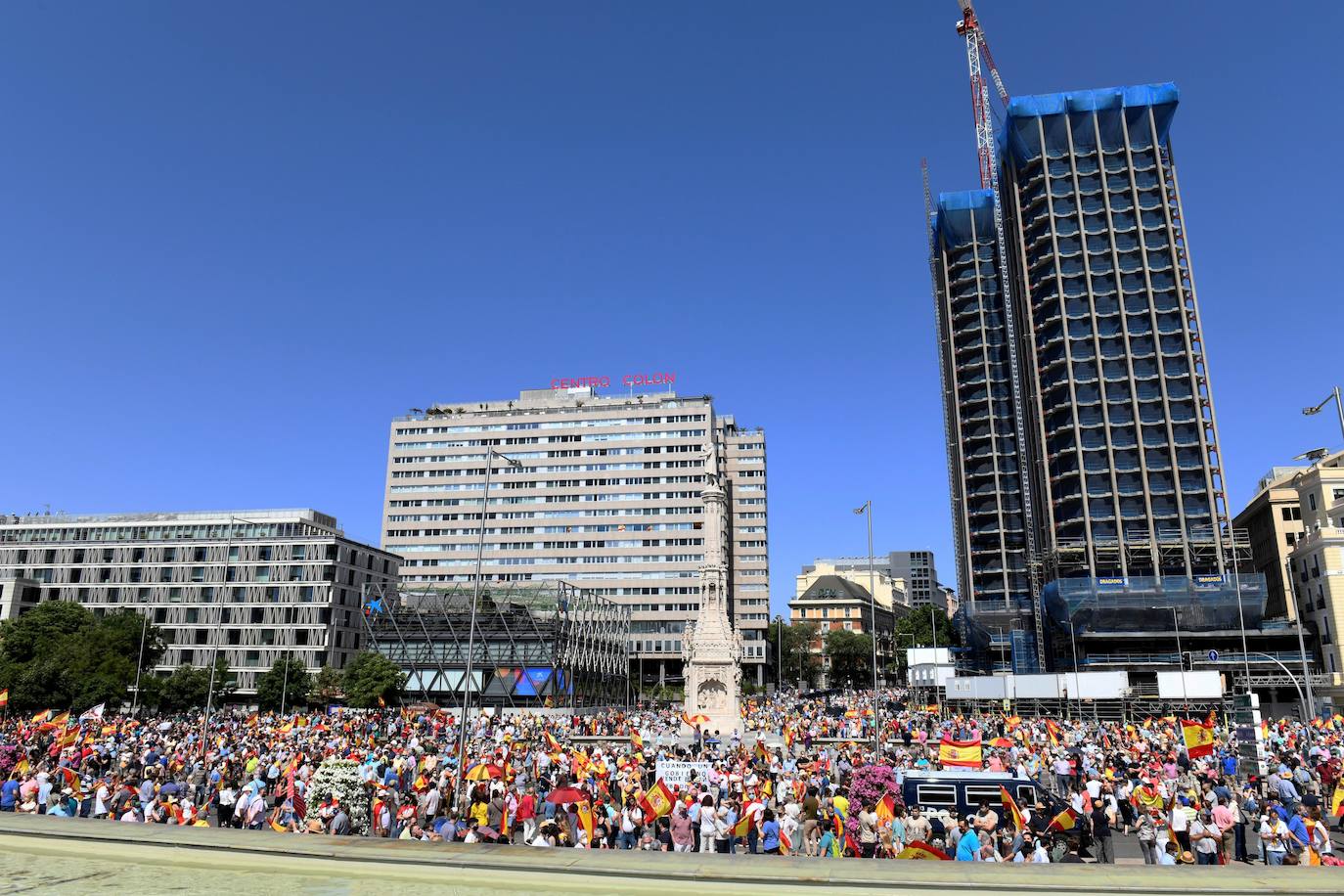 Miles de personas se han manifestado en la plaza de Colón de Madrid contra los indultos a los presos del procés. Entre los asistentes, los líderes del PP, Pablo Casado, Vox, Santiago Abascal, y Ciudadanos, Inés Arrimadas.