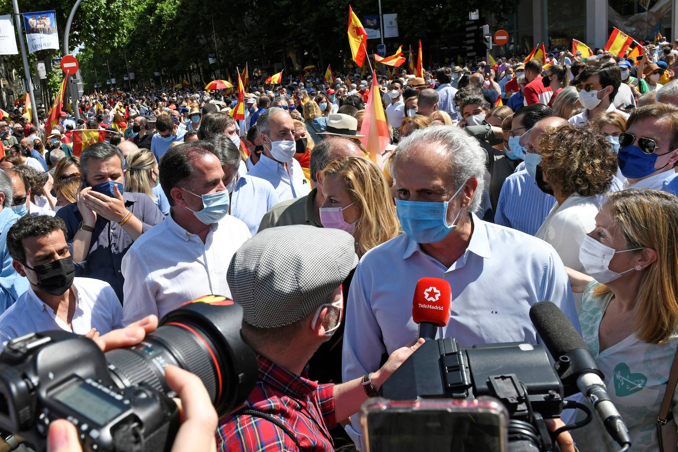 Miles de personas se han manifestado en la plaza de Colón de Madrid contra los indultos a los presos del procés. Entre los asistentes, los líderes del PP, Pablo Casado, Vox, Santiago Abascal, y Ciudadanos, Inés Arrimadas.