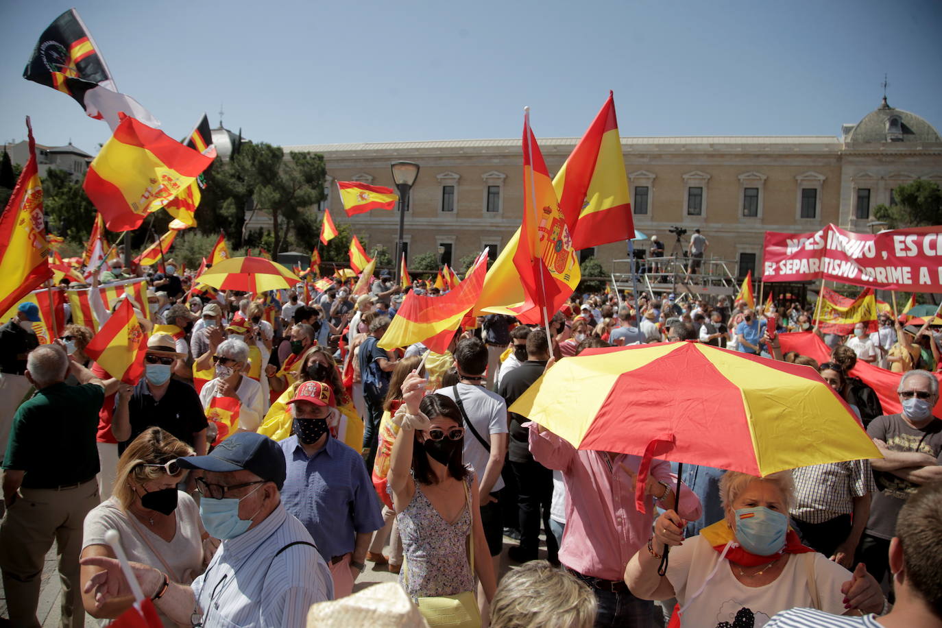 Miles de personas se han manifestado en la plaza de Colón de Madrid contra los indultos a los presos del procés. Entre los asistentes, los líderes del PP, Pablo Casado, Vox, Santiago Abascal, y Ciudadanos, Inés Arrimadas.