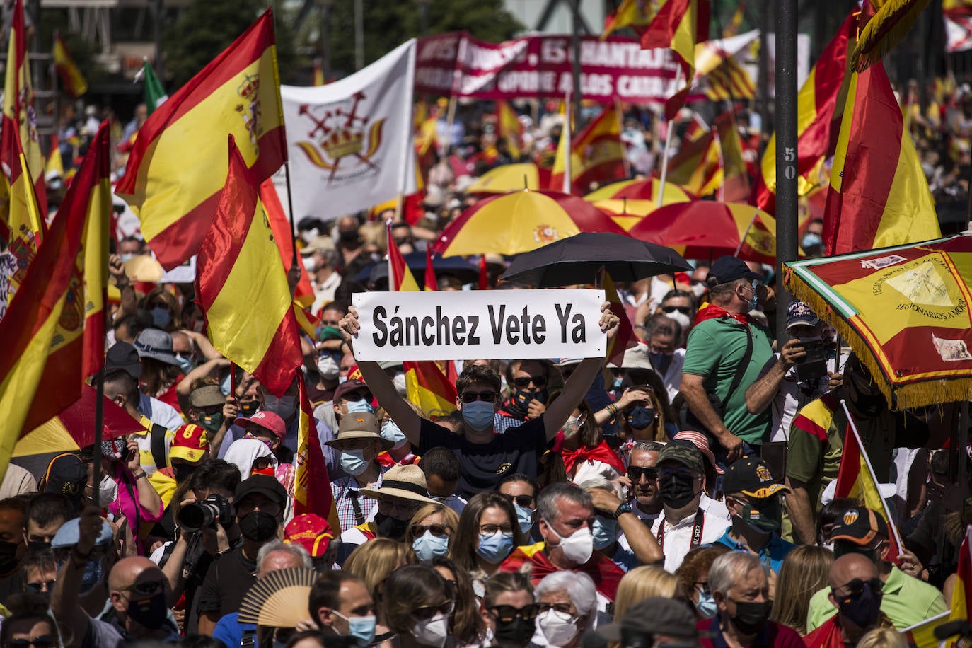 Miles de personas se han manifestado en la plaza de Colón de Madrid contra los indultos a los presos del procés. Entre los asistentes, los líderes del PP, Pablo Casado, Vox, Santiago Abascal, y Ciudadanos, Inés Arrimadas.