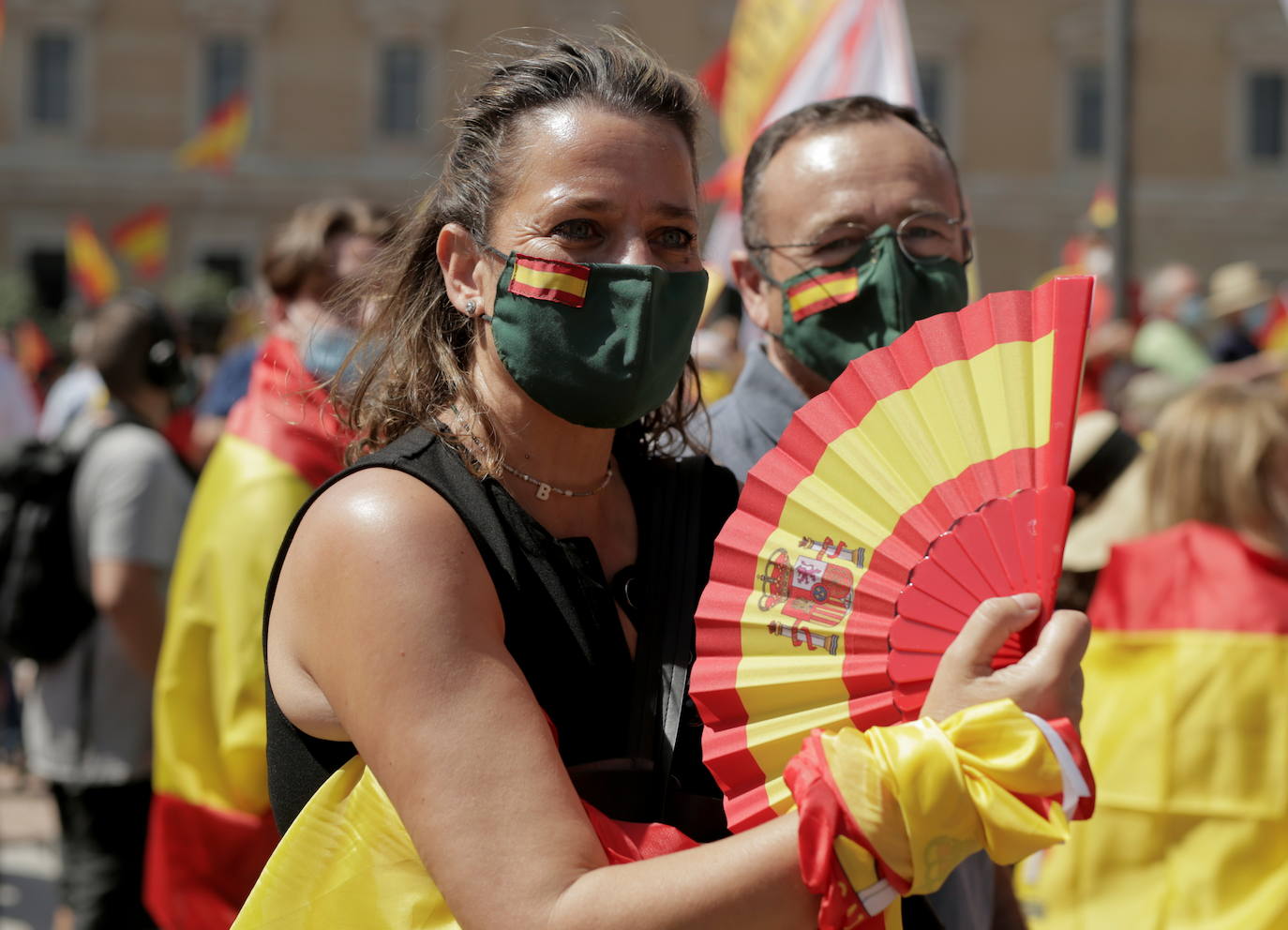 Miles de personas se han manifestado en la plaza de Colón de Madrid contra los indultos a los presos del procés. Entre los asistentes, los líderes del PP, Pablo Casado, Vox, Santiago Abascal, y Ciudadanos, Inés Arrimadas.