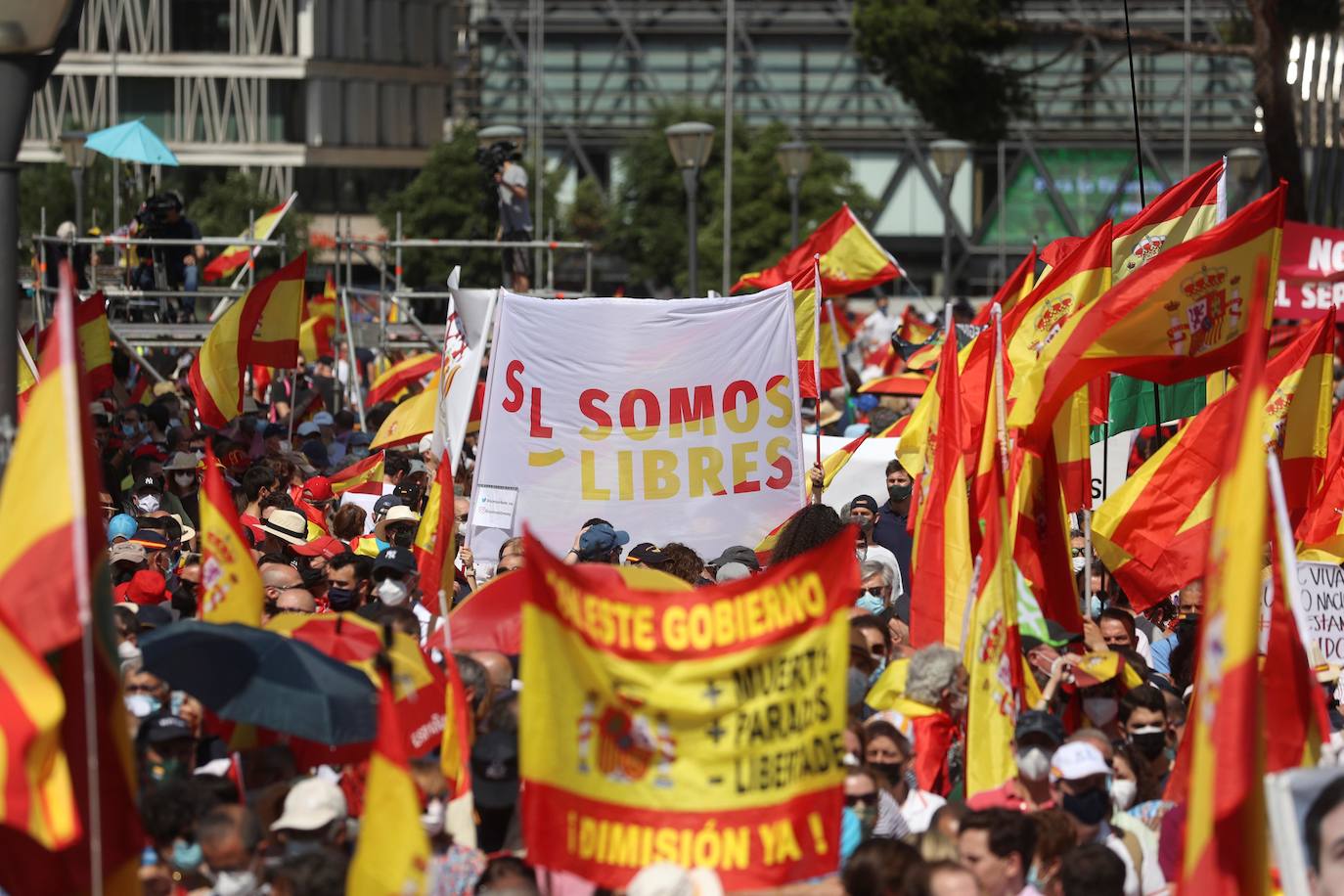 Miles de personas se han manifestado en la plaza de Colón de Madrid contra los indultos a los presos del procés. Entre los asistentes, los líderes del PP, Pablo Casado, Vox, Santiago Abascal, y Ciudadanos, Inés Arrimadas.