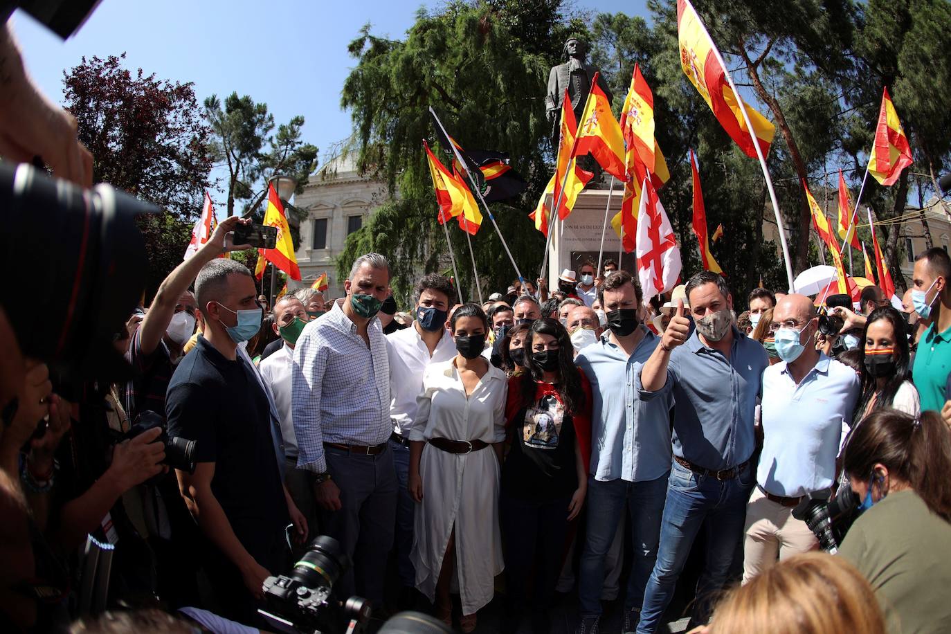 Miles de personas se han manifestado en la plaza de Colón de Madrid contra los indultos a los presos del procés. Entre los asistentes, los líderes del PP, Pablo Casado, Vox, Santiago Abascal, y Ciudadanos, Inés Arrimadas.