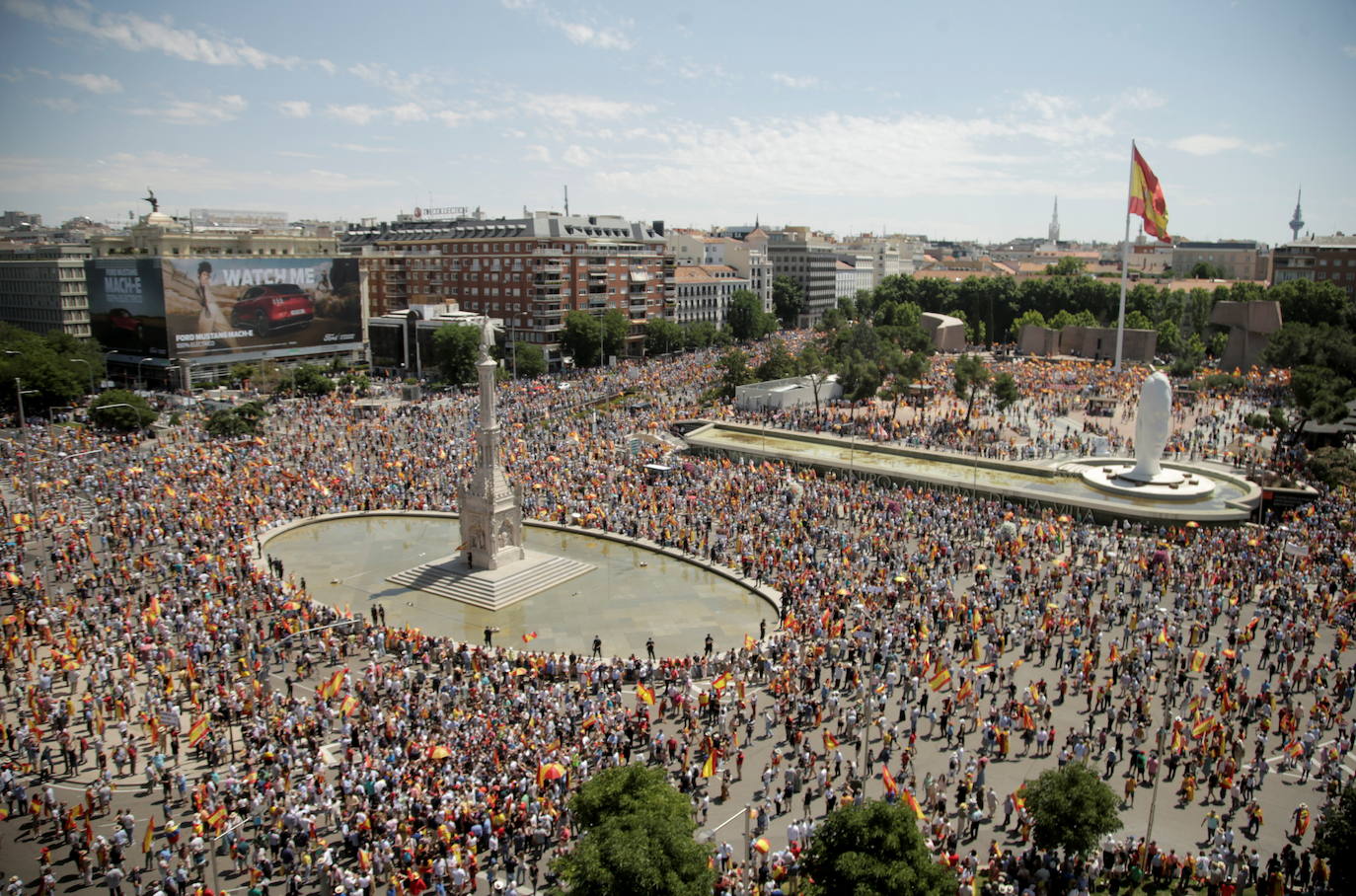 Miles de personas se han manifestado en la plaza de Colón de Madrid contra los indultos a los presos del procés. Entre los asistentes, los líderes del PP, Pablo Casado, Vox, Santiago Abascal, y Ciudadanos, Inés Arrimadas.