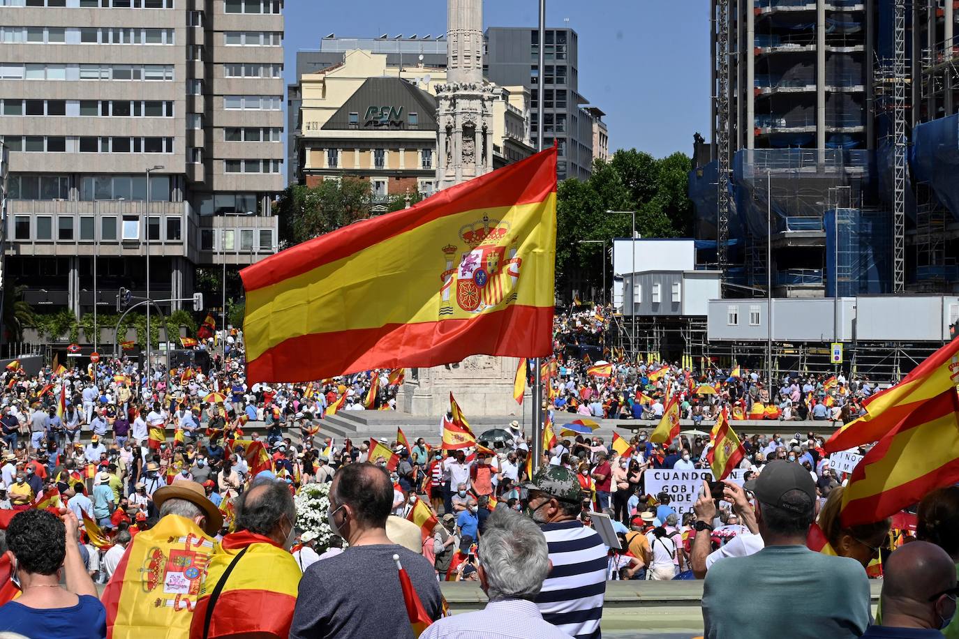 Miles de personas se han manifestado en la plaza de Colón de Madrid contra los indultos a los presos del procés. Entre los asistentes, los líderes del PP, Pablo Casado, Vox, Santiago Abascal, y Ciudadanos, Inés Arrimadas.