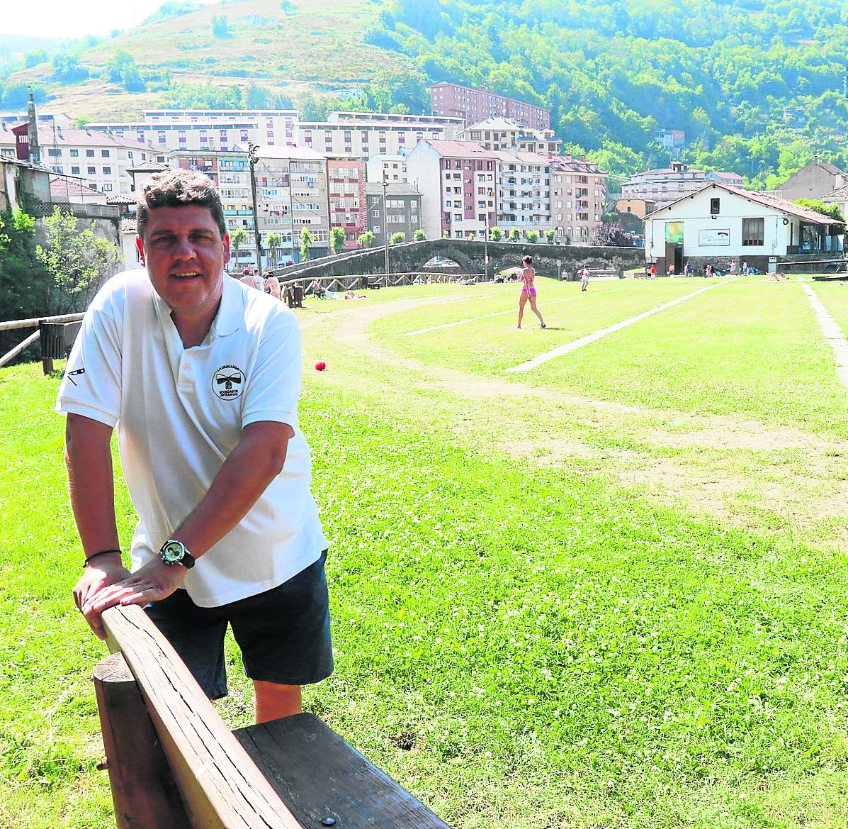 16 julio La Descarga. Luis Martínez Tejón, presidente de la Sociedad de Artesanos, en el prau del Molín. A la derecha, Cangas del Narcea en un día de fiestas y en otro normal.