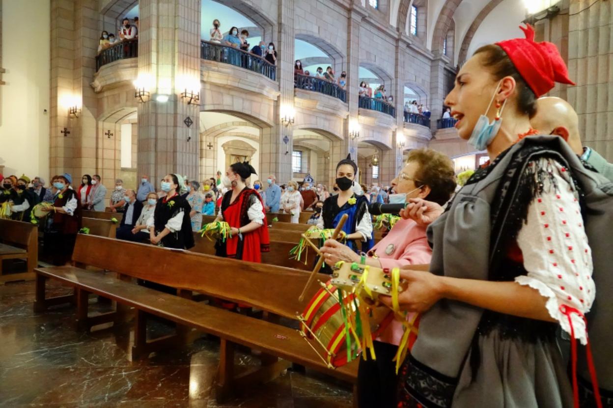 La iglesia parroquial de Cangas de Onís acogió tres misas para evitar aglomeraciones. 