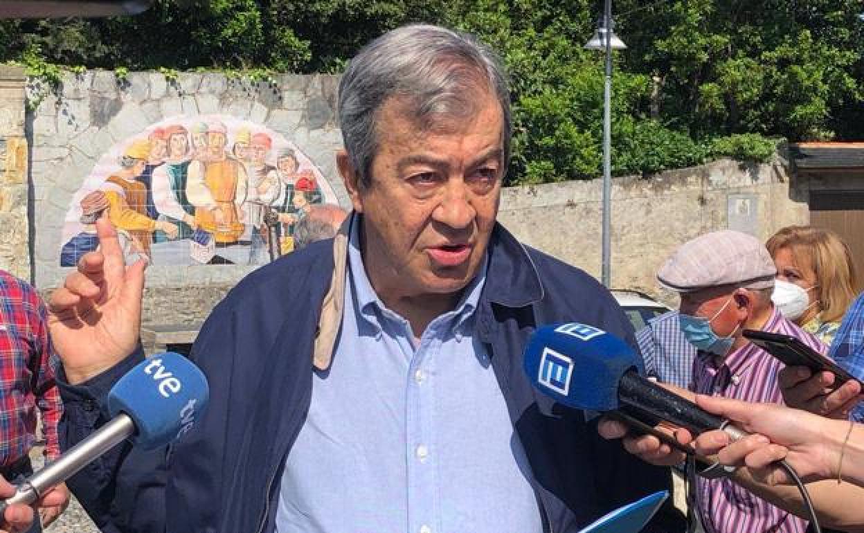 Francisco Álvarez-Cascos, esta mañana, durante la rueda de prensa en la Mesa de Mareantes de Luarca.