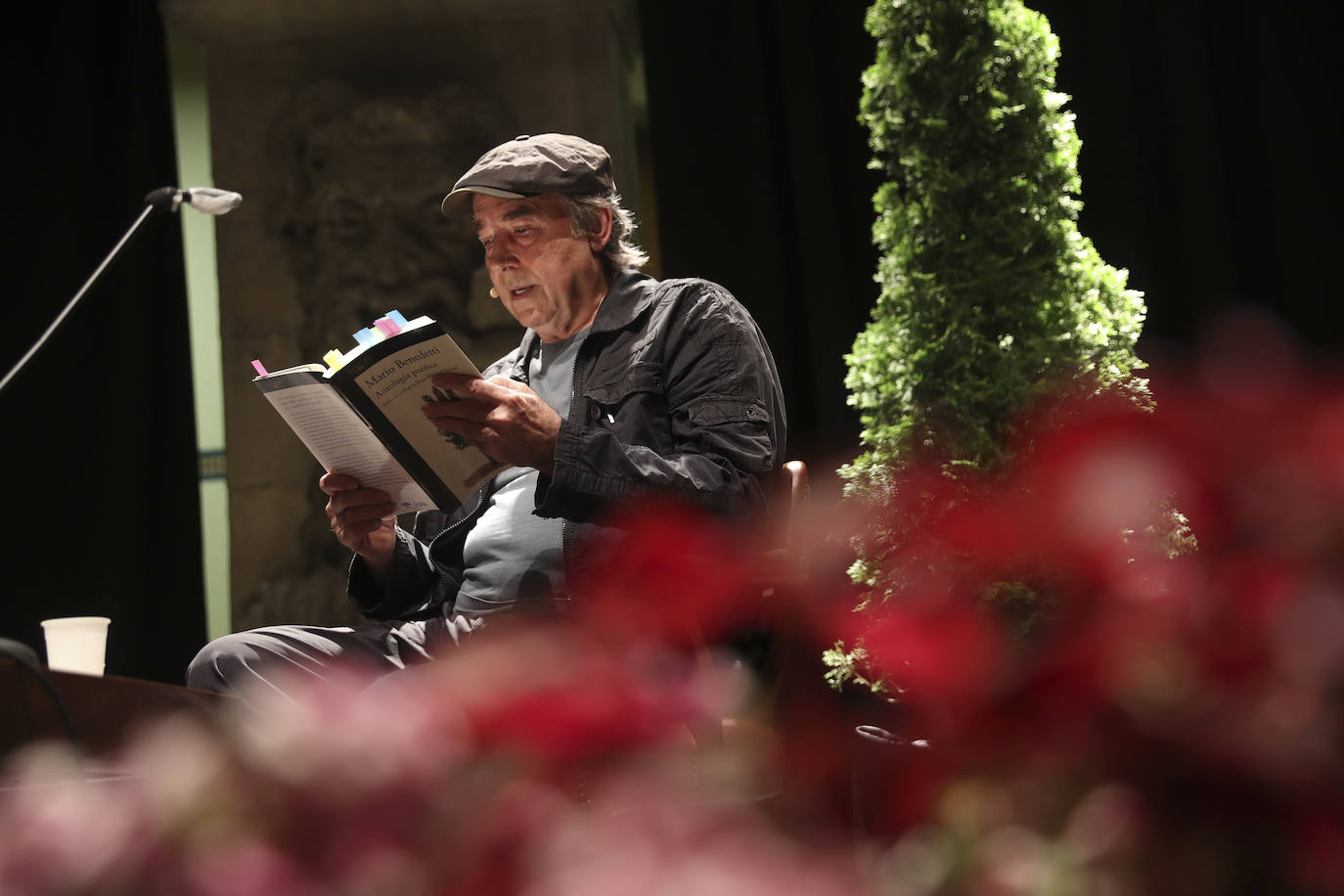 Joan Manuel Serrat presentó en el prolegómeno de la Feria del Libro de Gijón la antología de la obra de su amigo Mario Benedetti.