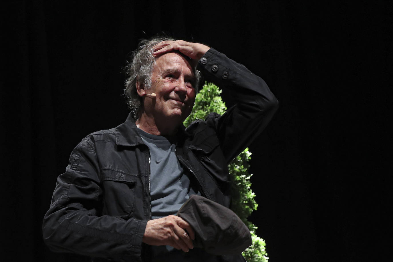 Joan Manuel Serrat presentó en el prolegómeno de la Feria del Libro de Gijón la antología de la obra de su amigo Mario Benedetti.