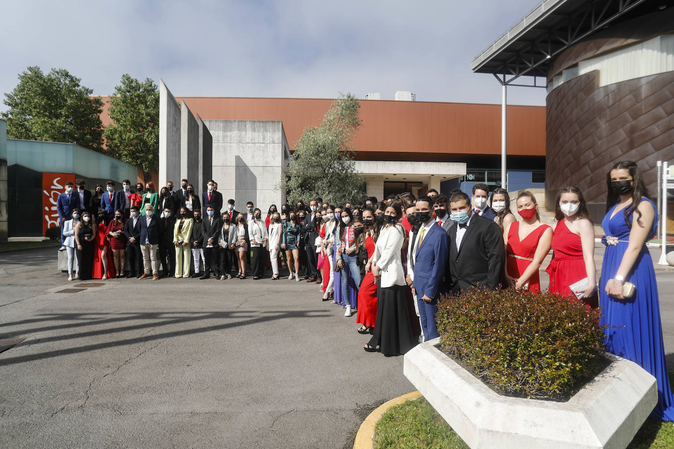 Los alumnos del IES Montevil celebraron este martes el acto de graduación en el recinto ferial Luis Adaro.