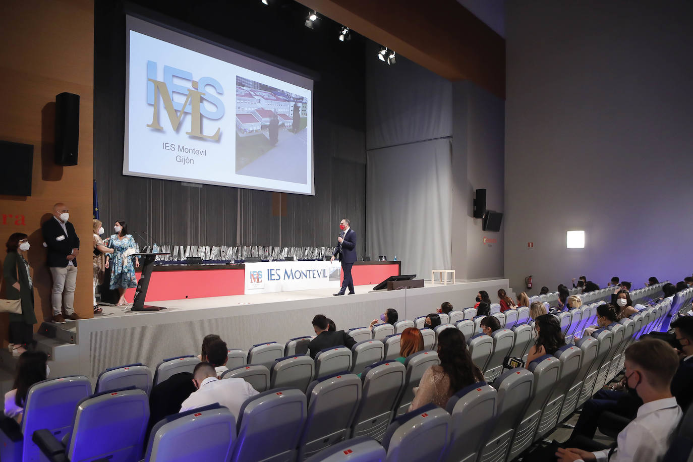 Los alumnos del IES Montevil celebraron este martes el acto de graduación en el recinto ferial Luis Adaro.