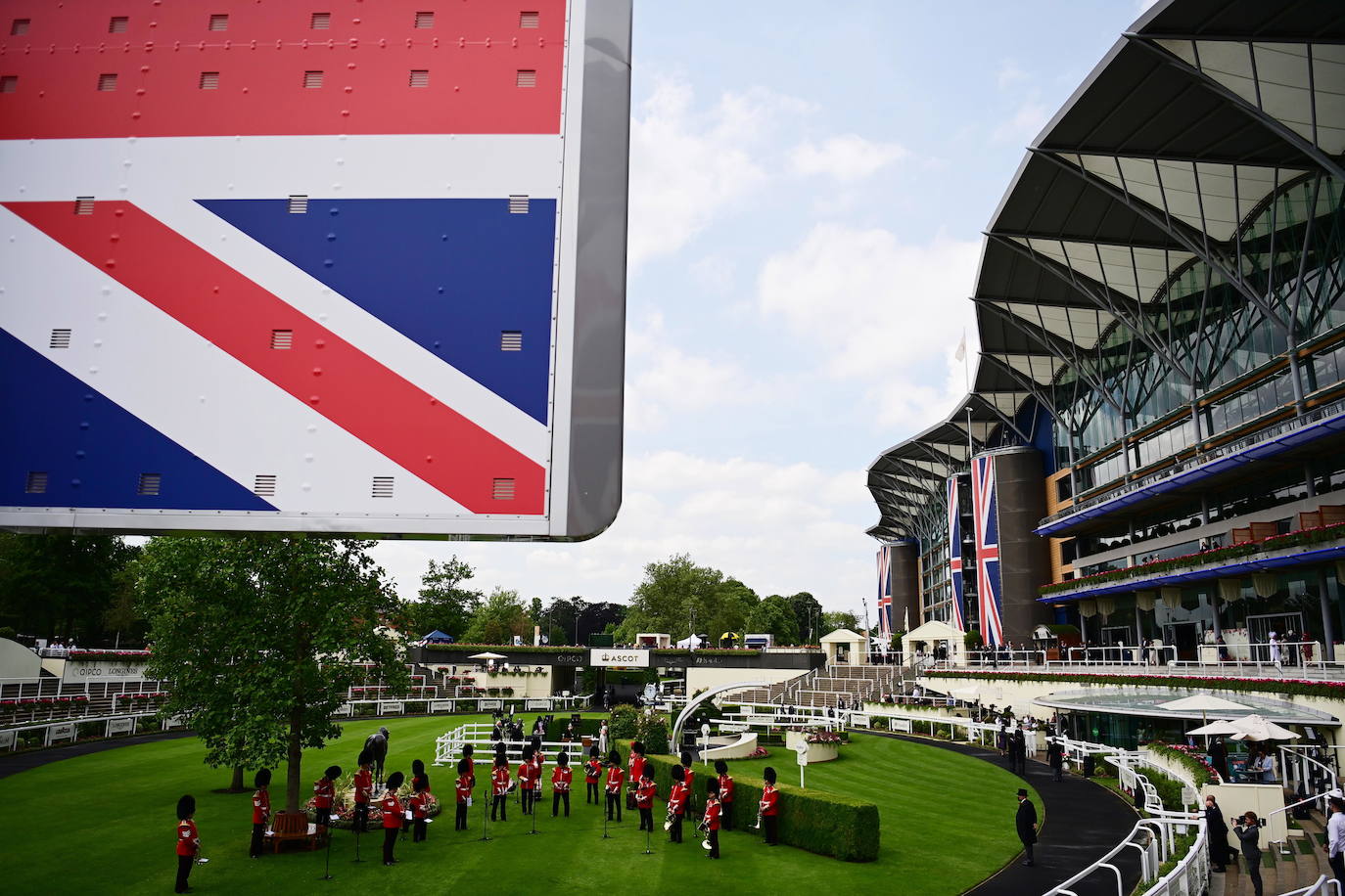 Las carreras de caballos de Ascot representan uno de los grandes acontecimientos sociales del Reino Unido. Durante tres jornadas la alta sociedad británica se reune en esta cita ecuestre que se ha convertido en un espectáculo de lujo, glamour y excesos donde los sombreros son los protagonistas. 