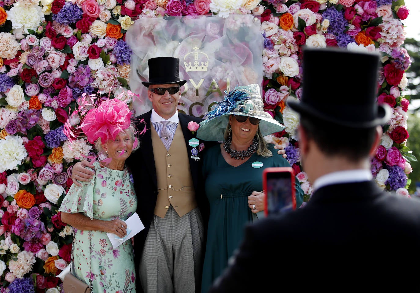 Las carreras de caballos de Ascot representan uno de los grandes acontecimientos sociales del Reino Unido. Durante tres jornadas la alta sociedad británica se reune en esta cita ecuestre que se ha convertido en un espectáculo de lujo, glamour y excesos donde los sombreros son los protagonistas. 