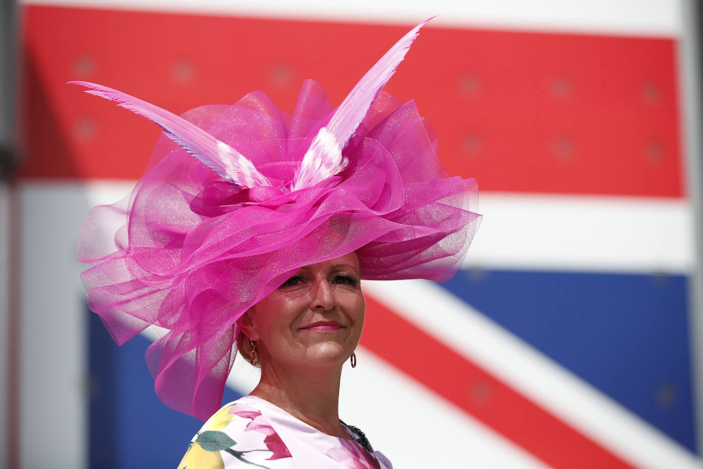 Las carreras de caballos de Ascot representan uno de los grandes acontecimientos sociales del Reino Unido. Durante tres jornadas la alta sociedad británica se reune en esta cita ecuestre que se ha convertido en un espectáculo de lujo, glamour y excesos donde los sombreros son los protagonistas. 