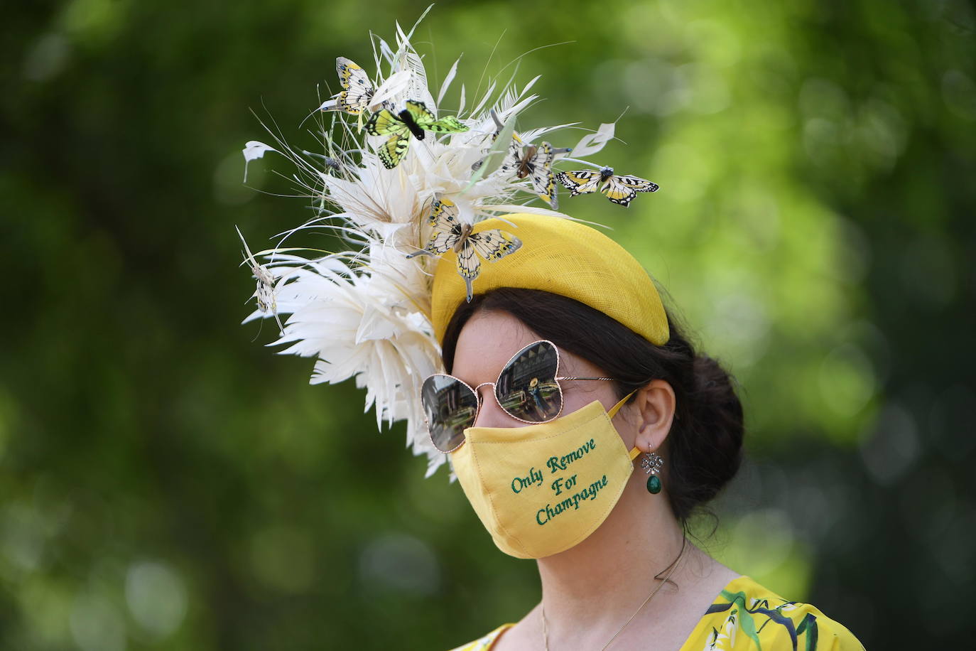 Las carreras de caballos de Ascot representan uno de los grandes acontecimientos sociales del Reino Unido. Durante tres jornadas la alta sociedad británica se reune en esta cita ecuestre que se ha convertido en un espectáculo de lujo, glamour y excesos donde los sombreros son los protagonistas. 