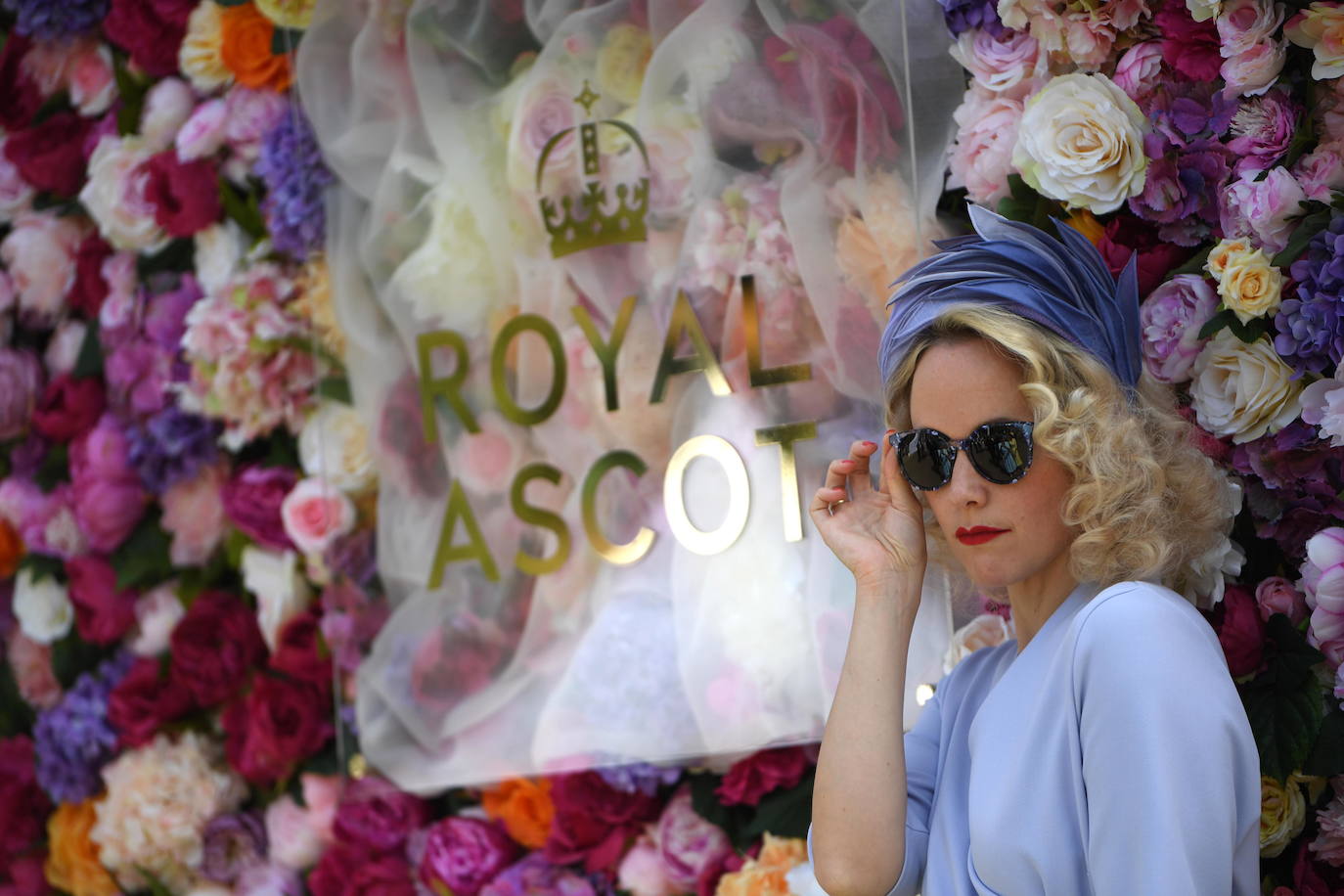 Las carreras de caballos de Ascot representan uno de los grandes acontecimientos sociales del Reino Unido. Durante tres jornadas la alta sociedad británica se reune en esta cita ecuestre que se ha convertido en un espectáculo de lujo, glamour y excesos donde los sombreros son los protagonistas. 