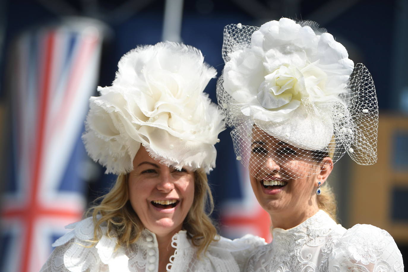 Las carreras de caballos de Ascot representan uno de los grandes acontecimientos sociales del Reino Unido. Durante tres jornadas la alta sociedad británica se reune en esta cita ecuestre que se ha convertido en un espectáculo de lujo, glamour y excesos donde los sombreros son los protagonistas. 