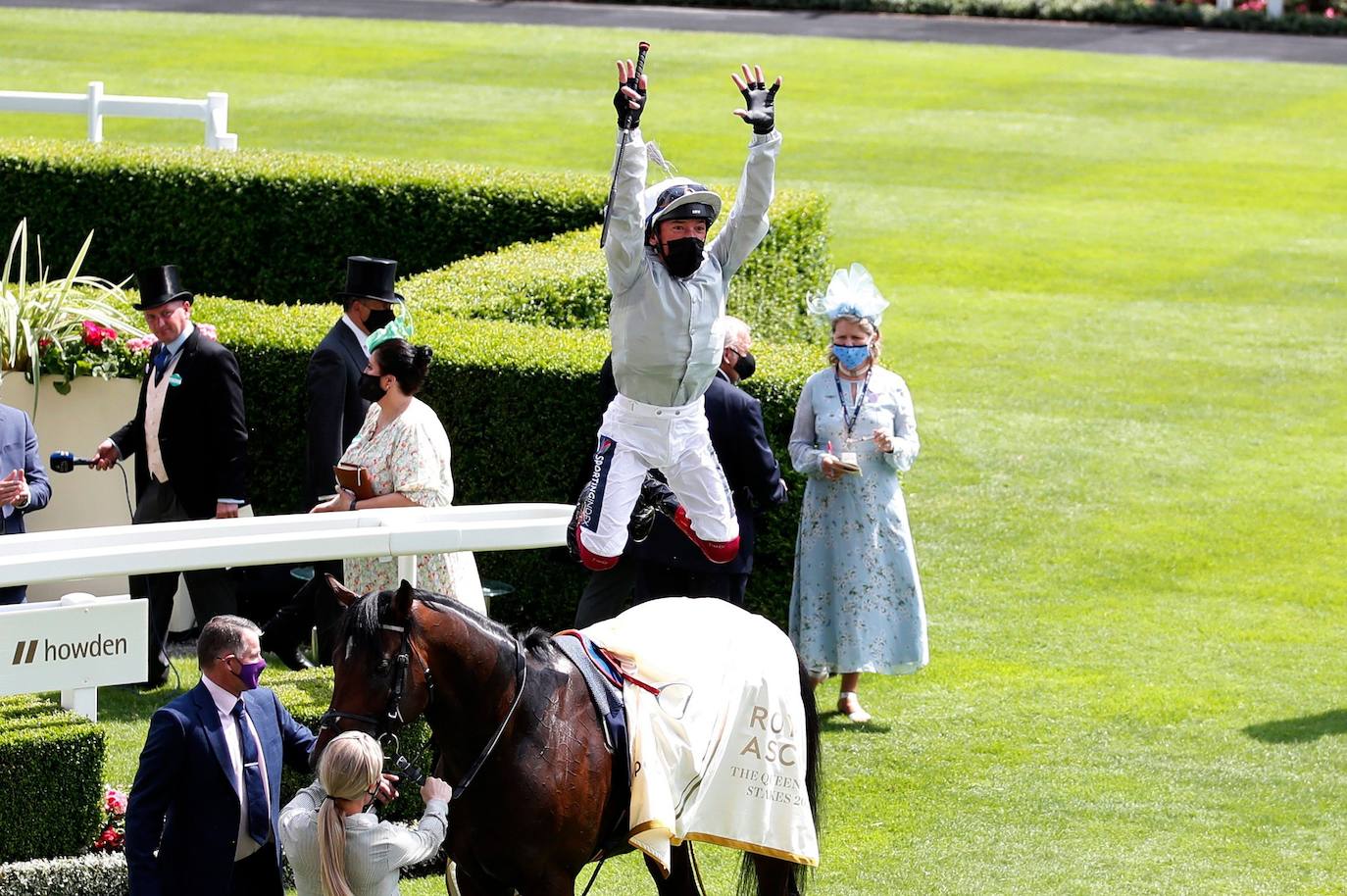 Las carreras de caballos de Ascot representan uno de los grandes acontecimientos sociales del Reino Unido. Durante tres jornadas la alta sociedad británica se reune en esta cita ecuestre que se ha convertido en un espectáculo de lujo, glamour y excesos donde los sombreros son los protagonistas. 