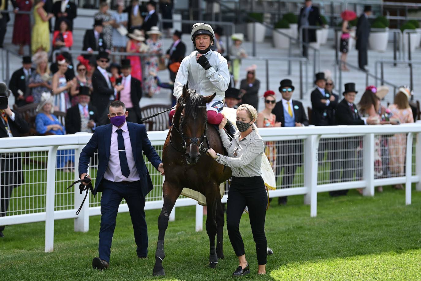 Las carreras de caballos de Ascot representan uno de los grandes acontecimientos sociales del Reino Unido. Durante tres jornadas la alta sociedad británica se reune en esta cita ecuestre que se ha convertido en un espectáculo de lujo, glamour y excesos donde los sombreros son los protagonistas. 