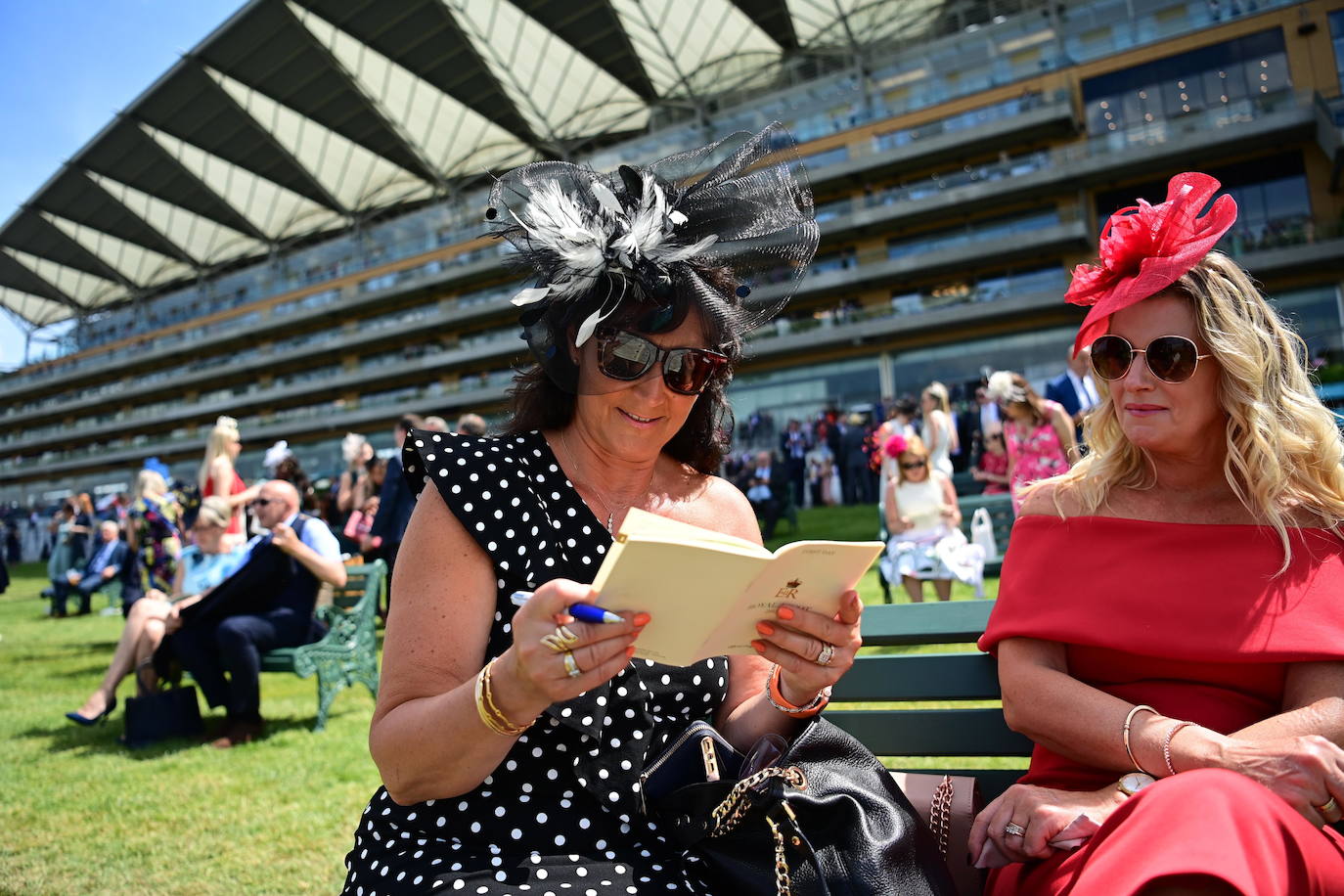 Las carreras de caballos de Ascot representan uno de los grandes acontecimientos sociales del Reino Unido. Durante tres jornadas la alta sociedad británica se reune en esta cita ecuestre que se ha convertido en un espectáculo de lujo, glamour y excesos donde los sombreros son los protagonistas. 