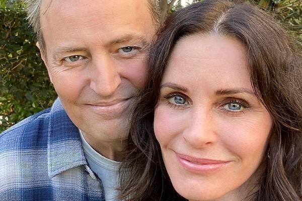 El reencuentro de Friends ha llevado de nuevo a Courtney Cox, que hoy sopla 57 velas, al candelero. Su papel como Mónica Geller le convirtió en uno de los personajes más queridos de la pequeña pantalla. Sin embargo, su primer paso por la televisión se produjo una década antes del estreno de la serie. Corría 1984 cuando Bruce Springsteen la convirtió en el centro de las miradas al subirla, durante la grabación de la mítica 'Dancing in the dark' al escenario.En sus últimas apariciones, el aspecto de Courtney Cox eha sido muy diferente del que los espectadores recordaban, fruto de los retoques. Ella misma reconoció en 2019 que había dejado de lado los arreglos estéticos faciales porque dejó de reconocerse. «Tienes que aceptar el envejecimiento y eso es algo que me costó», confesaba entonces..