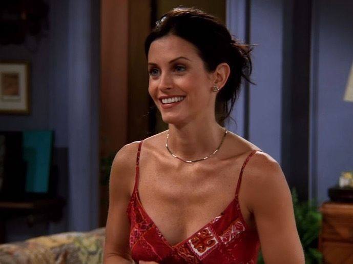 El reencuentro de Friends ha llevado de nuevo a Courtney Cox, que hoy sopla 57 velas, al candelero. Su papel como Mónica Geller le convirtió en uno de los personajes más queridos de la pequeña pantalla. Sin embargo, su primer paso por la televisión se produjo una década antes del estreno de la serie. Corría 1984 cuando Bruce Springsteen la convirtió en el centro de las miradas al subirla, durante la grabación de la mítica 'Dancing in the dark' al escenario.En sus últimas apariciones, el aspecto de Courtney Cox eha sido muy diferente del que los espectadores recordaban, fruto de los retoques. Ella misma reconoció en 2019 que había dejado de lado los arreglos estéticos faciales porque dejó de reconocerse. «Tienes que aceptar el envejecimiento y eso es algo que me costó», confesaba entonces..