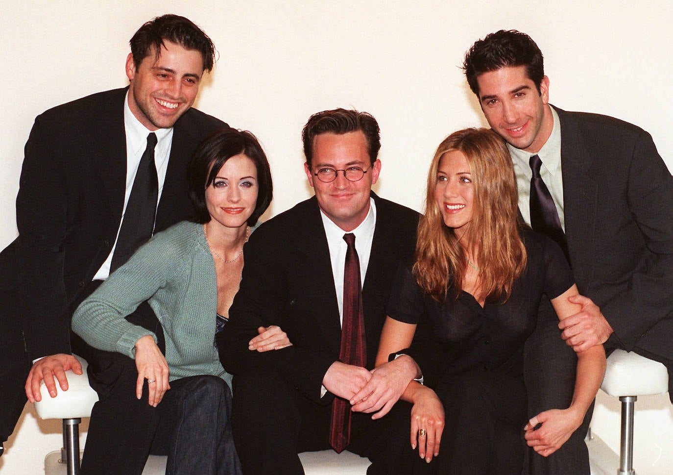 El reencuentro de Friends ha llevado de nuevo a Courtney Cox, que hoy sopla 57 velas, al candelero. Su papel como Mónica Geller le convirtió en uno de los personajes más queridos de la pequeña pantalla. Sin embargo, su primer paso por la televisión se produjo una década antes del estreno de la serie. Corría 1984 cuando Bruce Springsteen la convirtió en el centro de las miradas al subirla, durante la grabación de la mítica 'Dancing in the dark' al escenario.En sus últimas apariciones, el aspecto de Courtney Cox eha sido muy diferente del que los espectadores recordaban, fruto de los retoques. Ella misma reconoció en 2019 que había dejado de lado los arreglos estéticos faciales porque dejó de reconocerse. «Tienes que aceptar el envejecimiento y eso es algo que me costó», confesaba entonces..