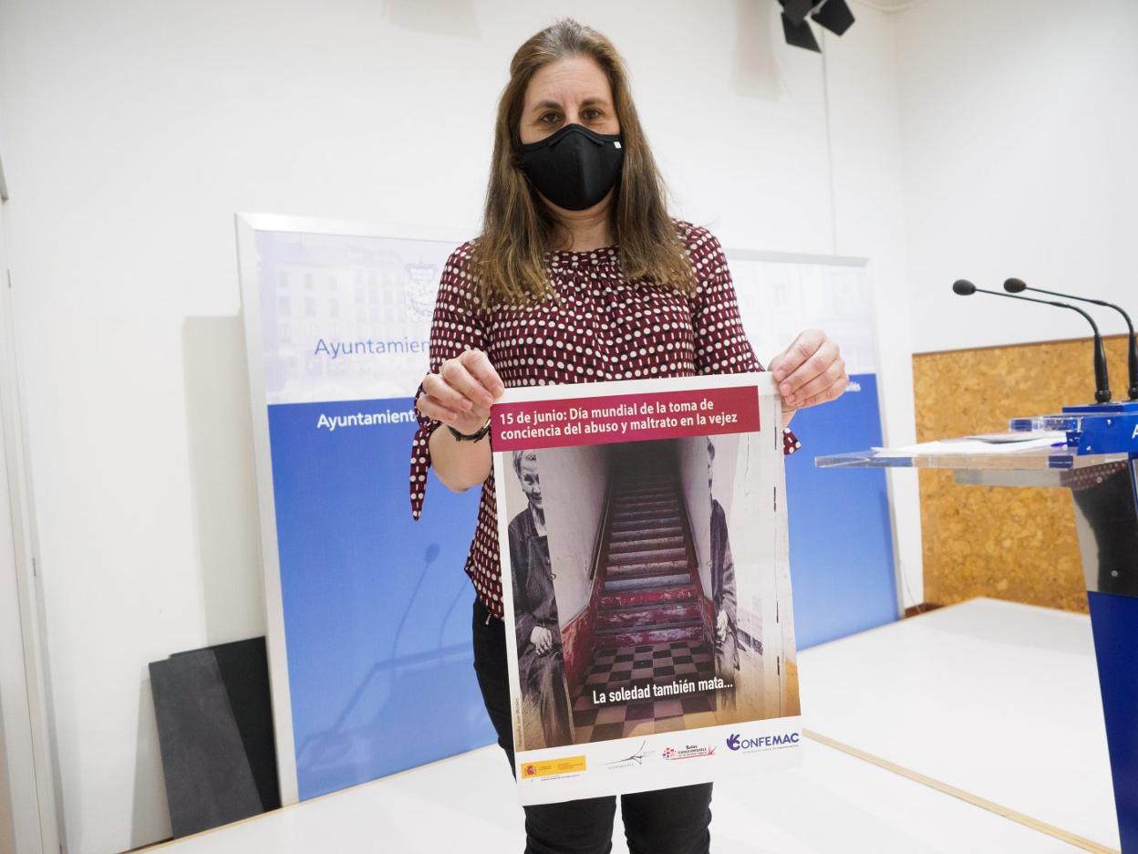 La concejala Nuria Delmiro sostiene un cartel de la campaña. 