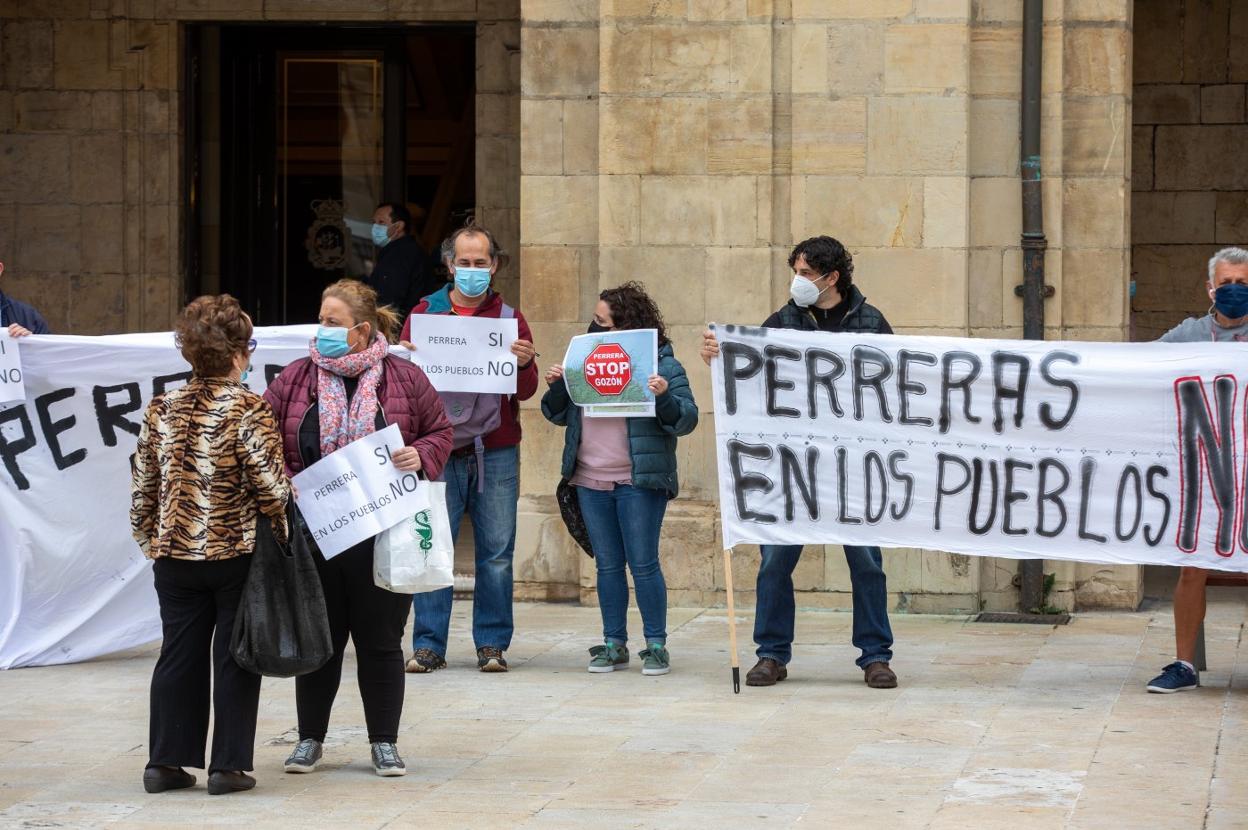 Protesta de los vecinos de Bañugues en Avilés en contra de la perrera en su parroquia. 