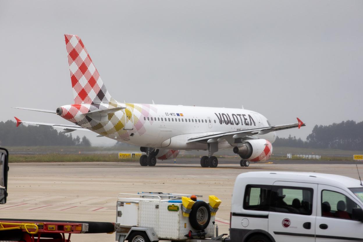 Un avión de Volotea, en el aeropuerto de Asturias. 