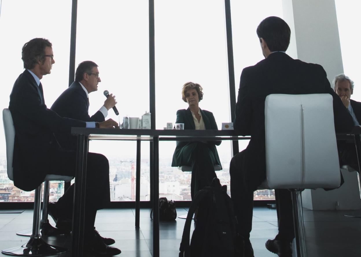 Prendes interviene durante la reunión del jurado del Premio 15 de Junio que hoy se entrega. 