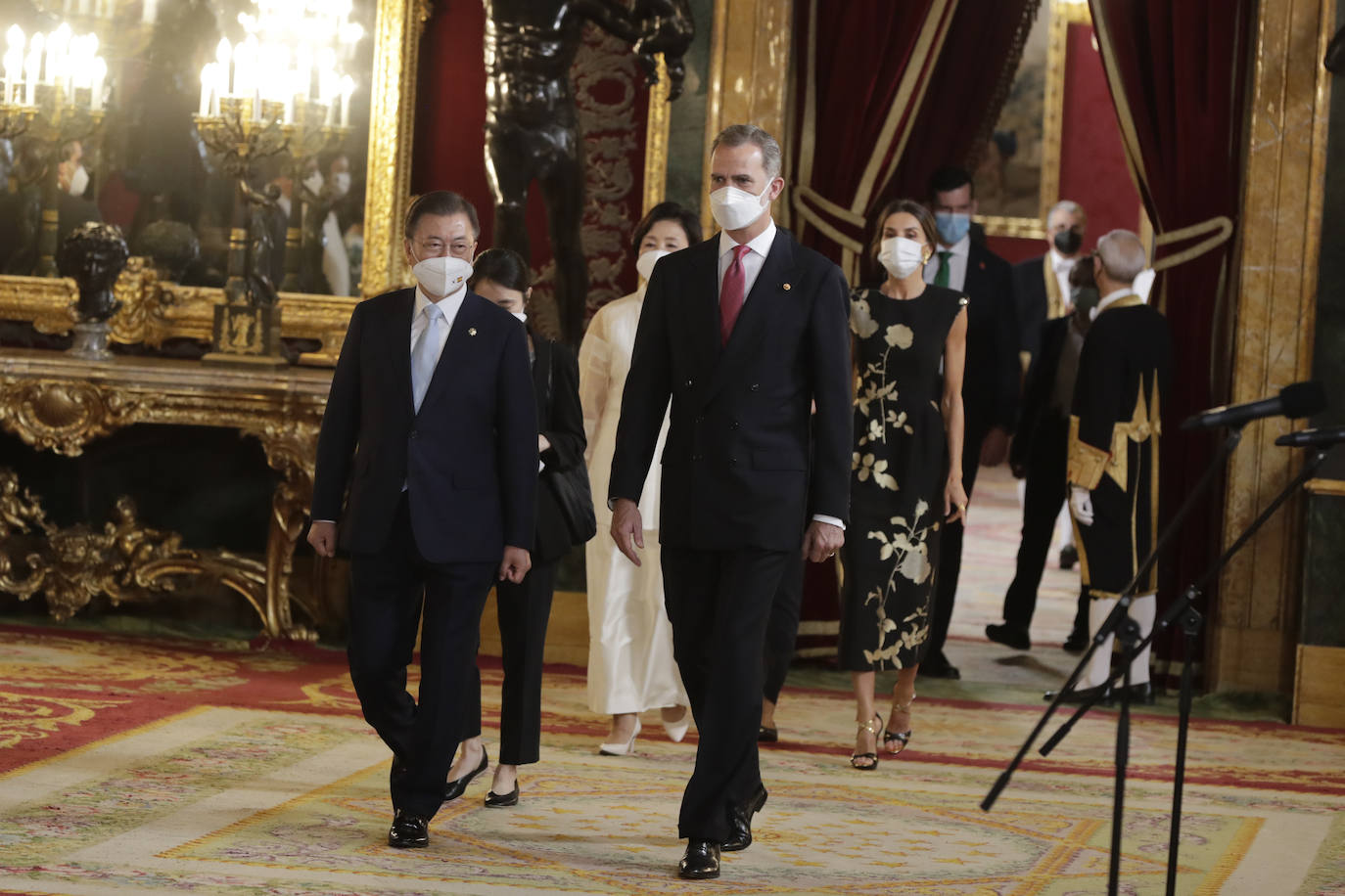 Las máximas autoridades del Estado asistieron a la cena de honor ofrecida al presidente de Corea del Sur, Moon Jae In, de visita oficial en España. Moon y la primera dama surcoreana fueron recibidos a primera hora de la tarde en la Plaza de la Armería del Palacio Real de Madrid con honores militares.