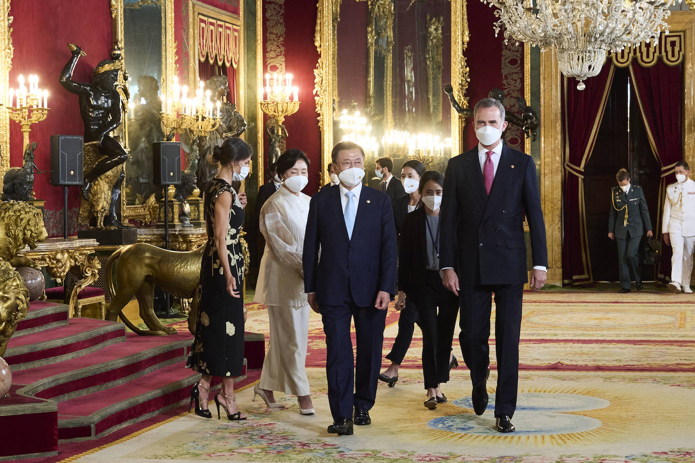 Las máximas autoridades del Estado asistieron a la cena de honor ofrecida al presidente de Corea del Sur, Moon Jae In, de visita oficial en España. Moon y la primera dama surcoreana fueron recibidos a primera hora de la tarde en la Plaza de la Armería del Palacio Real de Madrid con honores militares.