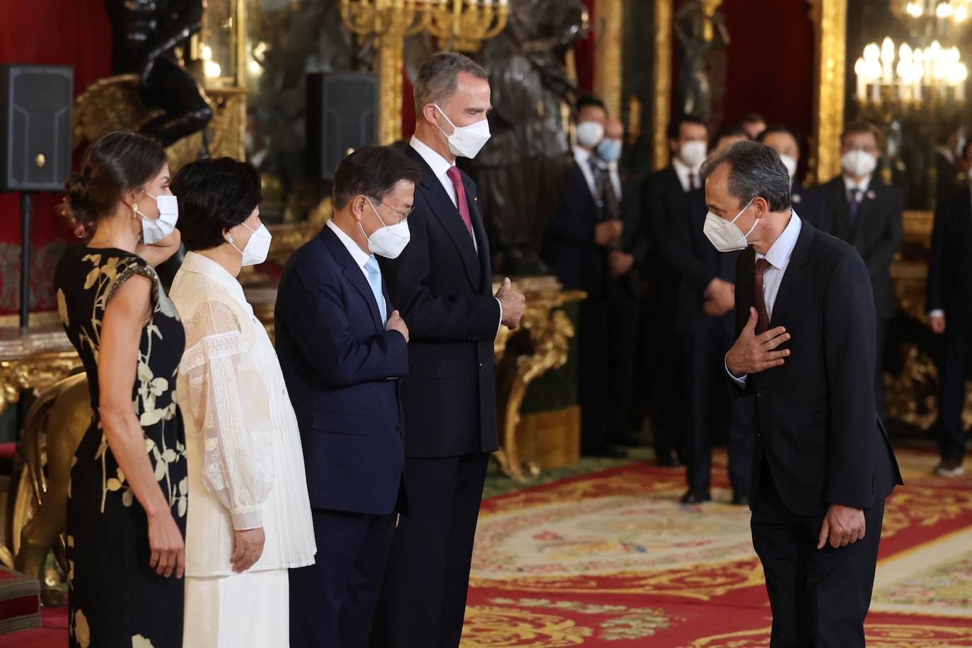 Las máximas autoridades del Estado asistieron a la cena de honor ofrecida al presidente de Corea del Sur, Moon Jae In, de visita oficial en España. Moon y la primera dama surcoreana fueron recibidos a primera hora de la tarde en la Plaza de la Armería del Palacio Real de Madrid con honores militares.