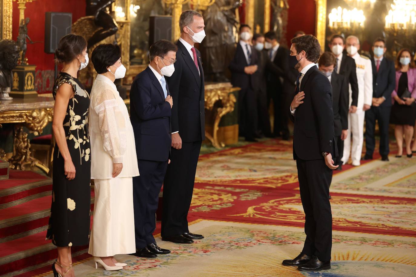 Las máximas autoridades del Estado asistieron a la cena de honor ofrecida al presidente de Corea del Sur, Moon Jae In, de visita oficial en España. Moon y la primera dama surcoreana fueron recibidos a primera hora de la tarde en la Plaza de la Armería del Palacio Real de Madrid con honores militares.