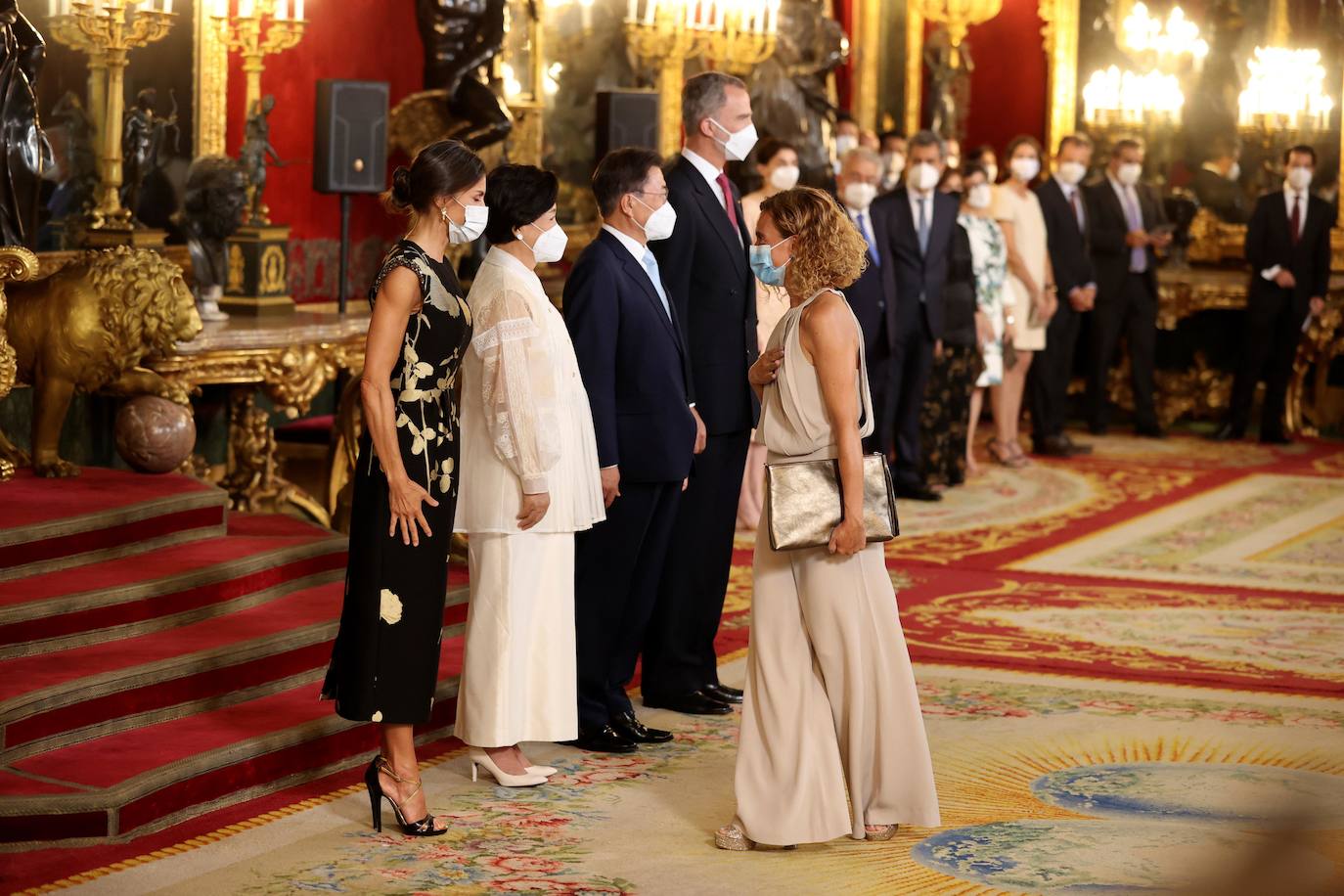 Las máximas autoridades del Estado asistieron a la cena de honor ofrecida al presidente de Corea del Sur, Moon Jae In, de visita oficial en España. Moon y la primera dama surcoreana fueron recibidos a primera hora de la tarde en la Plaza de la Armería del Palacio Real de Madrid con honores militares.