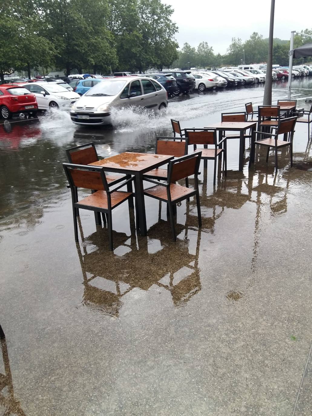 Una fuerte tormenta sorprendió a los asturianos a primera hora de la tarde. La fuerte lluvia caída obligó a cortar la circulación en algunas calles de Oviedo y a trasladar la vacunación en Gijón de El Molinón a Perchera-La Braña.