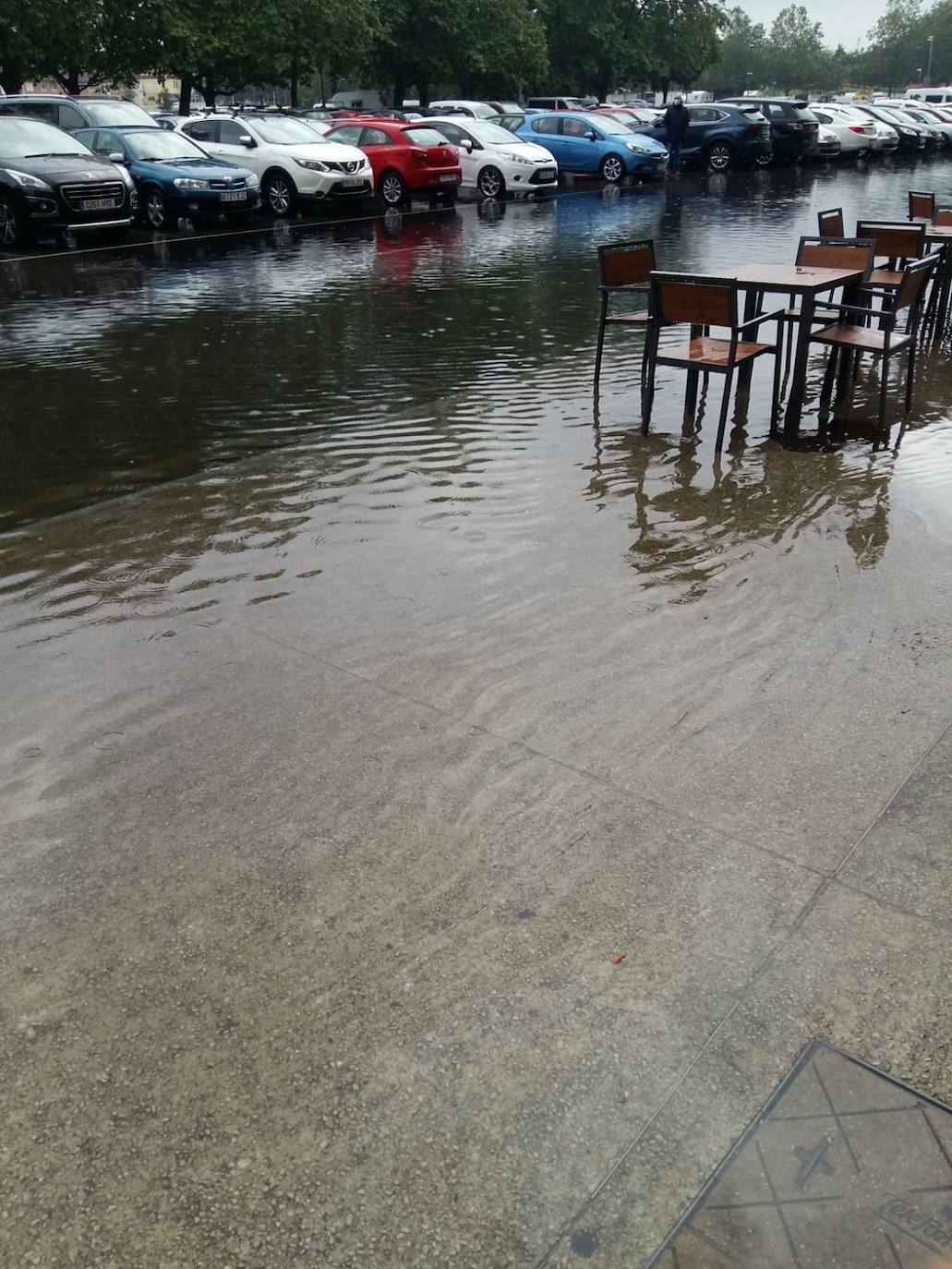 Una fuerte tormenta sorprendió a los asturianos a primera hora de la tarde. La fuerte lluvia caída obligó a cortar la circulación en algunas calles de Oviedo y a trasladar la vacunación en Gijón de El Molinón a Perchera-La Braña.