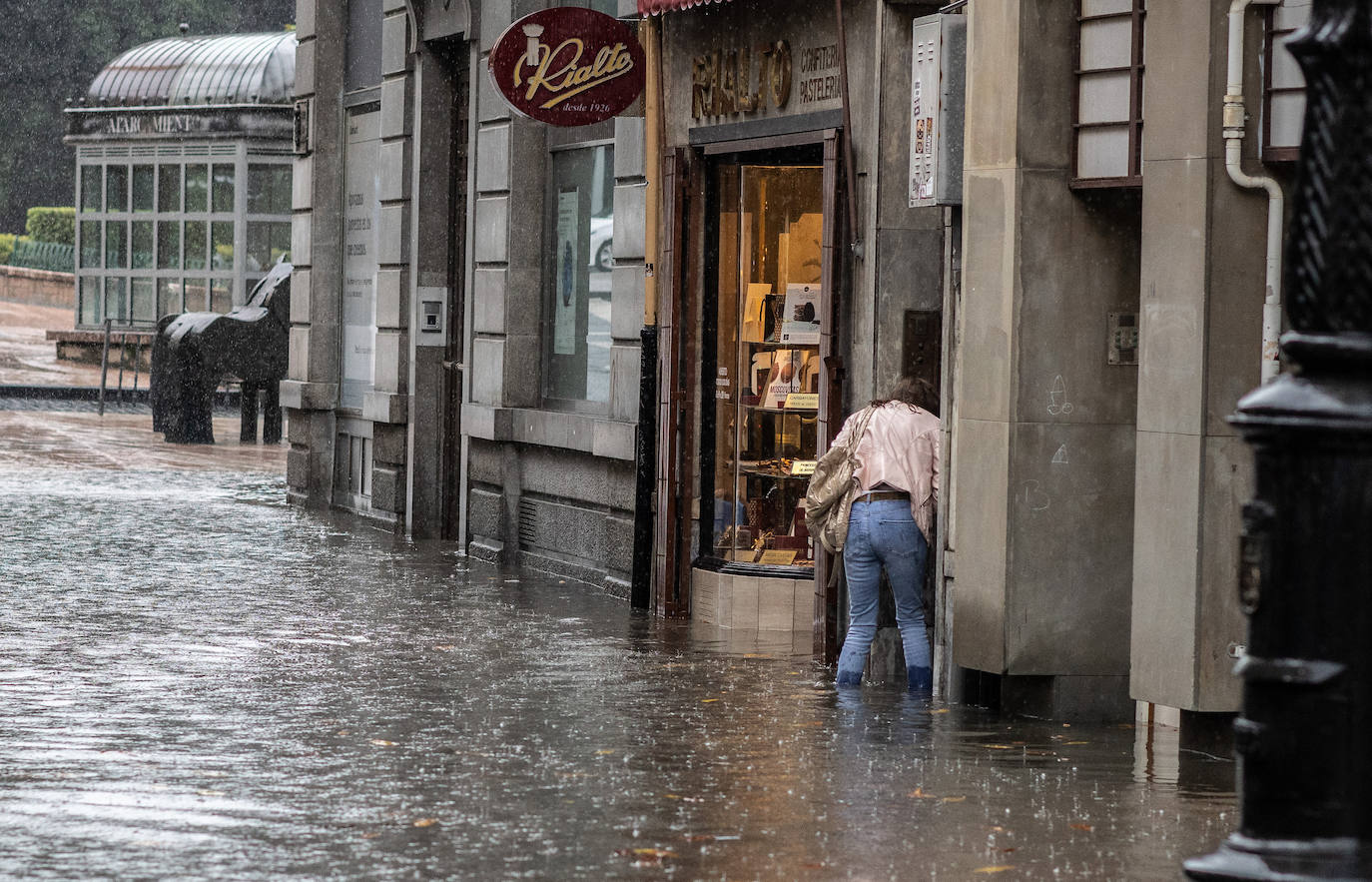 Una fuerte tormenta sorprendió a los asturianos a primera hora de la tarde. La fuerte lluvia caída obligó a cortar la circulación en algunas calles de Oviedo y a trasladar la vacunación en Gijón de El Molinón a Perchera-La Braña.