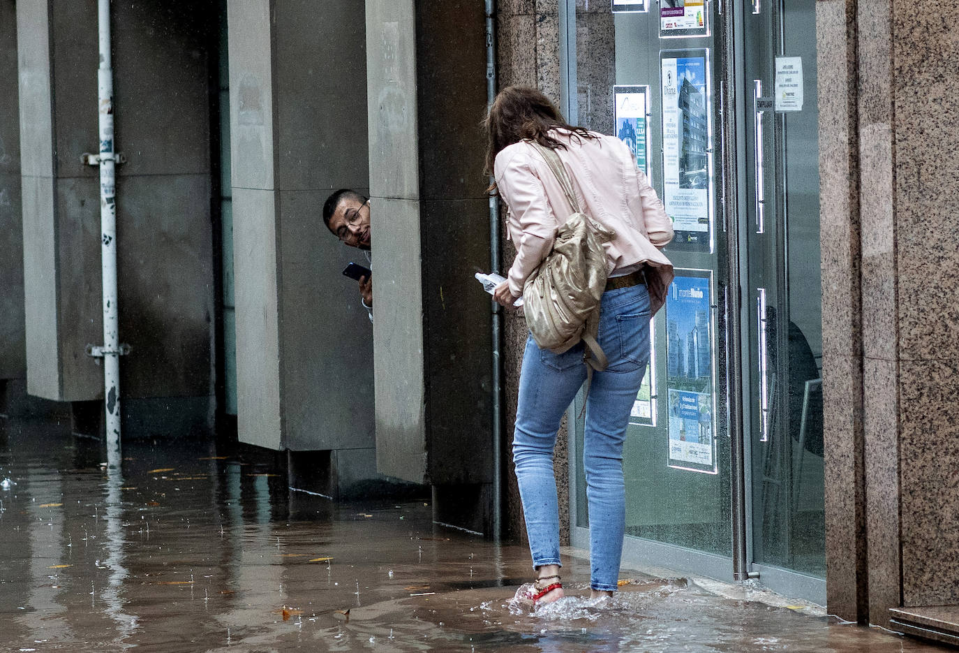 Una fuerte tormenta sorprendió a los asturianos a primera hora de la tarde. La fuerte lluvia caída obligó a cortar la circulación en algunas calles de Oviedo y a trasladar la vacunación en Gijón de El Molinón a Perchera-La Braña.